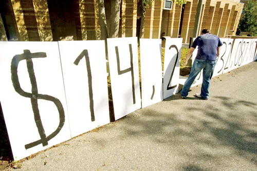 Người biểu tình cập nhật số tiền nợ công Chính phủ Hoa Kỳ đã vượt qua ngưỡng 14.000 tỷ USD ngày 5-4.